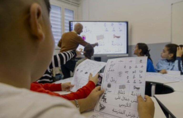 بعد وصفه بـ”خطة غزو”… هل رضخت حكومة إقليم مدريد لمطالب فوكس بإلغاء برنامج تدريس اللغة والثقافة المغربية ؟