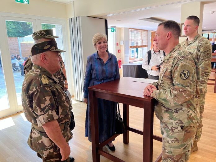 قائد أفريكوم الجنرال داغفين آر. إم. أندرسون مع الوفد الجزائري