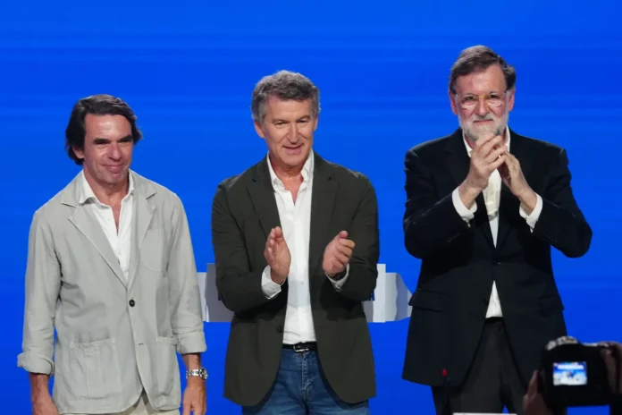 من اليمين إلى اليسار: ماريانو راخوي وألبرتو نونييث فيخو، وخوسيه ماريا أثنار — ثلاثة من أبرز وجوه الحزب الشعبي الإسباني في العقود الأخيرة.