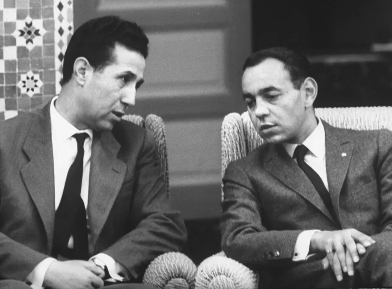 لوموند عن حرب الرمال: الجزائر بدأت التصعيد في حاسي بيضا وتشبثت بالحدود الموروثة عن الاستعمار