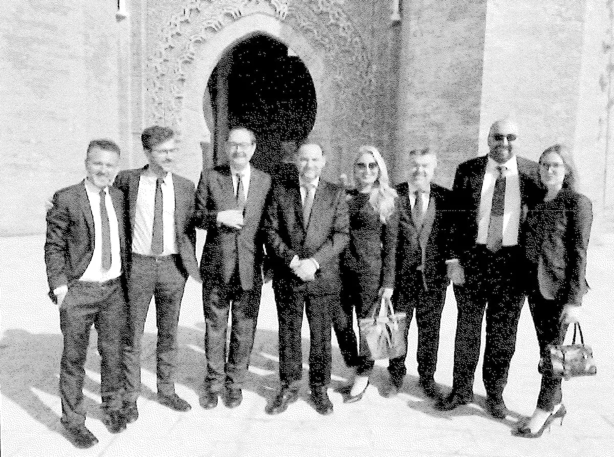 الوزير السابق خوسيه لويس أبالوس (الثالث من اليسار)، والسكرتير السابق للتنظيم في الحزب الاشتراكي سانتوس سِردان (الثالث من اليمين)، والمستشار السابق كولدو غارسيا (الثاني من اليمين)، خلال الرحلة إلى المغرب في 21 يناير 2019.