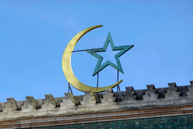 تحقيق برلماني فرنسي حول الإسلام السياسي وشبكات النفوذ… المغرب نموذج مختلف في الاحتواء المؤسسي