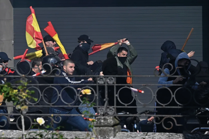 أعضاء من اليمين المتطرف الإسبان خلال تجمع في فيتوريا بمناسبة العيد الوطني الإسباني، 12 أكتوبر 2025.