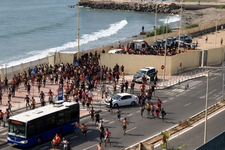 الخارجية الإسبانية: أزمة سبتة لا ترتبط بزيارة سانشيز إلى الجزائر.. والمغرب يتعاون ميدانيا لوقف تدفقات الهجرة